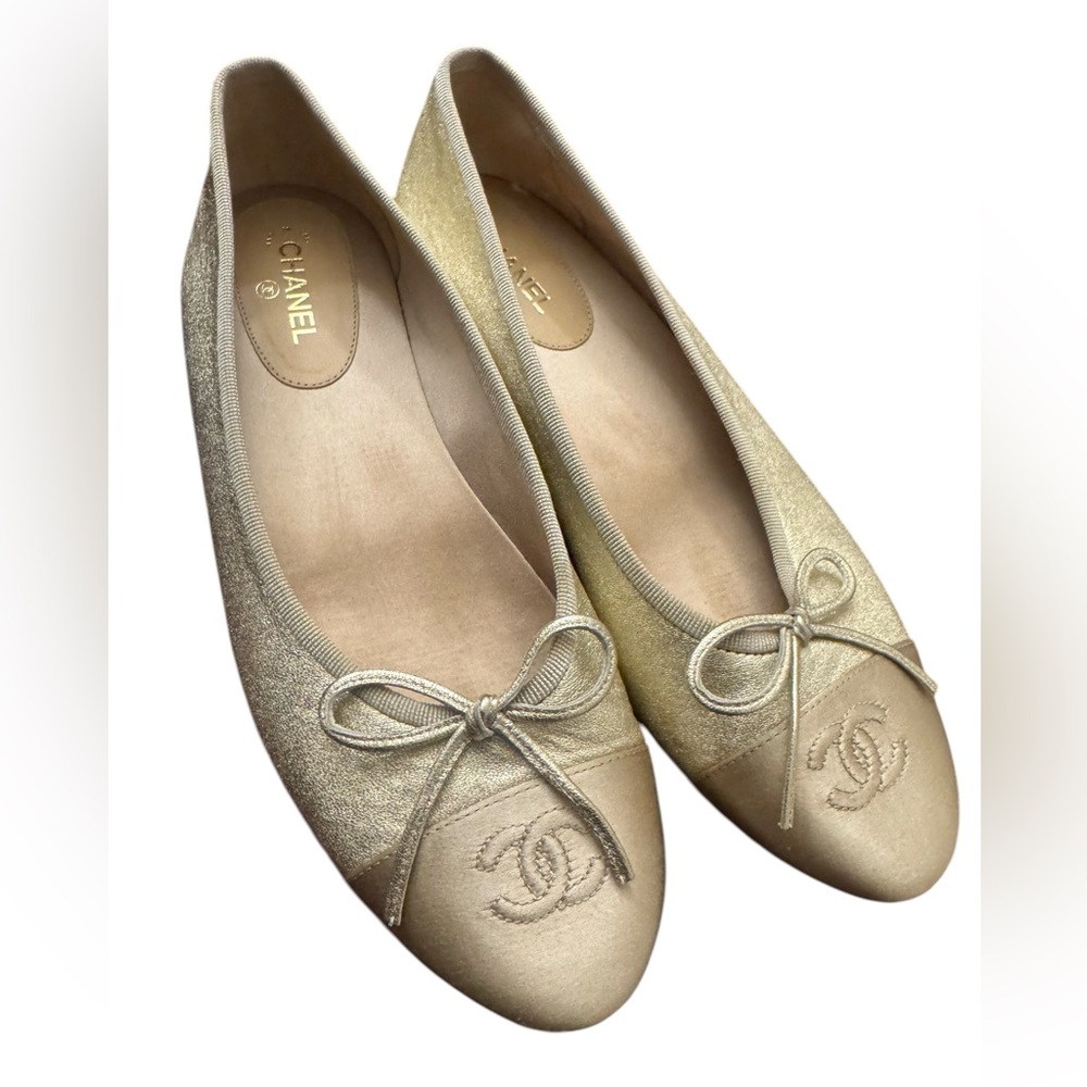 Veterans Day Sale🇺🇸. CHANEL Metallic Gold Flats 38
Today Only - Picture 3 of 7